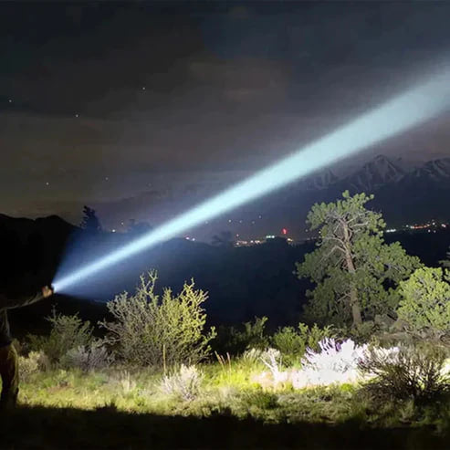 Set Redovne Baterijske Lanterne s Njemačkim Laserom + Kutija + Dodatna Baterija BESPLATNO – TitanLux™